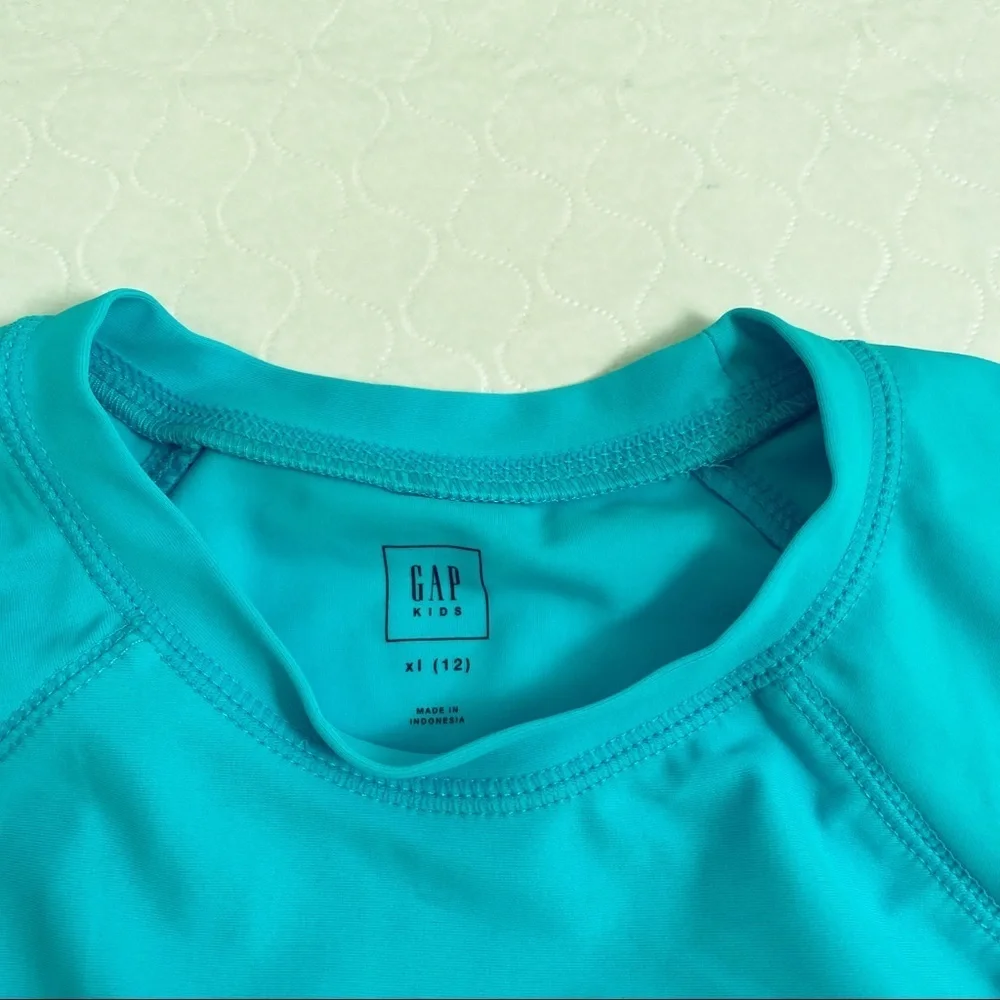 Gap aqua crew neck short sleeve shark graphic rash guard XL = 12